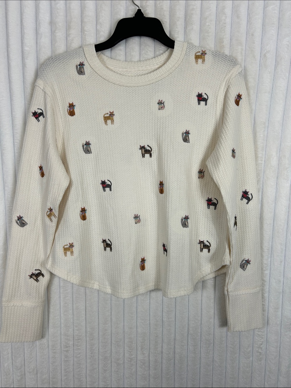 NATURAL LIFE Cream Waffle Knit long sleeve shirt with Embroidered Cats sz M